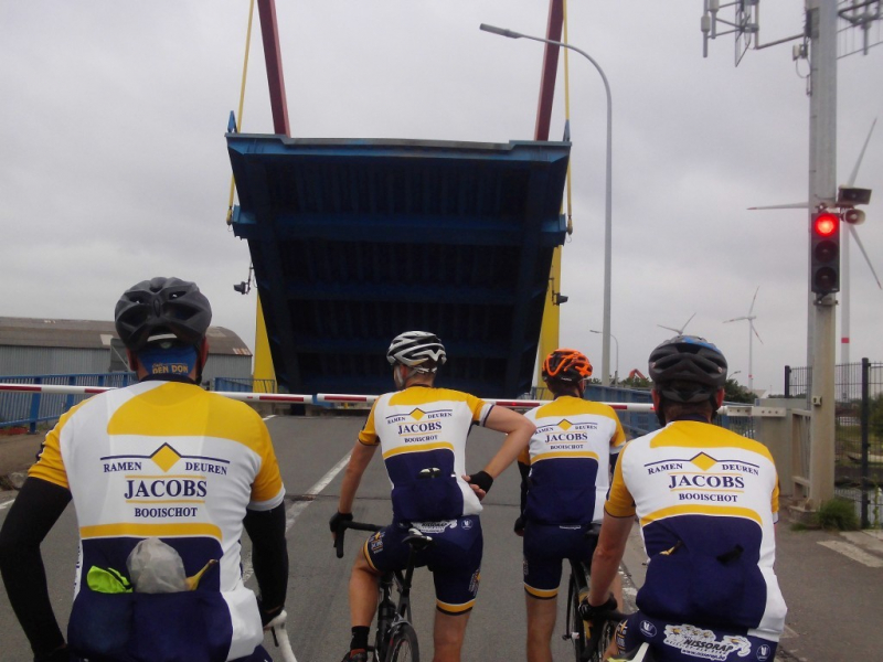 'k Stoeng Veur De Brug Van Willebroek
'k stoeng veur de brug van Willebroek,
'k stoeng geblokkeerd on 't kanaal,
'k stoeng veur de brug van Willebroek,
monster van ijzer en staal...

meer achter [url=https://www.youtube.com/watch?v=yX61-6afML4]deze link[/url]
