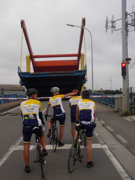 Warre Beveelt De Brugwachter
Uit de luidsprekers aan de palen bij de brug klinkt de stem van de brugwachter. Voor Warre lijkt het alsof die tegen hem spreekt. En dus spreekt de Warre terug, en vraagt of ze de brug willen neerlaten.
