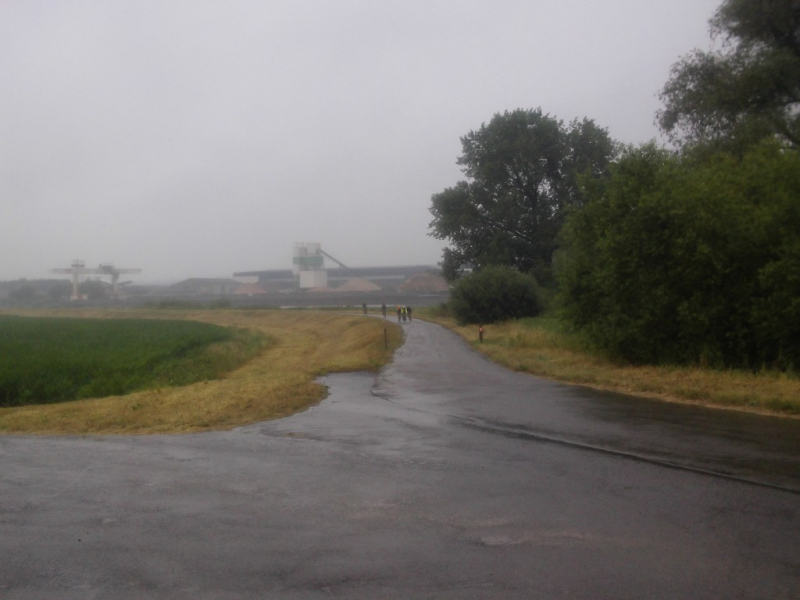 Op De Dijk Van De Rupel
Het weer is omgeslagen en druilerig geworden, en we moeten nog een hele afstand doen. 
