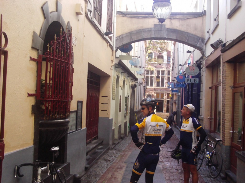 De Getrouwheidsgang
Deze straat geeft ginds uit op de befaamde Rue Des Boucher. Met vele restaurantjes en hun terrasjes links en rechts.
