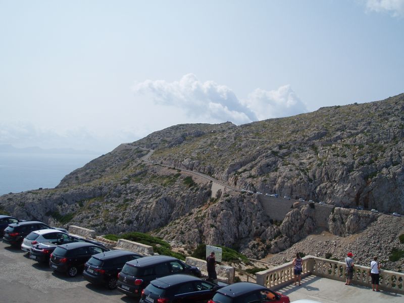 Op Cap Formentor
Gelukkig waren wij met de fiets. Voor de auto's was het aanschuiven geblazen.
