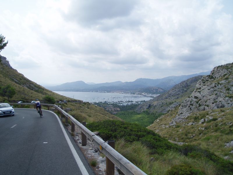 Jokke daalt af naar Port de Pollença
