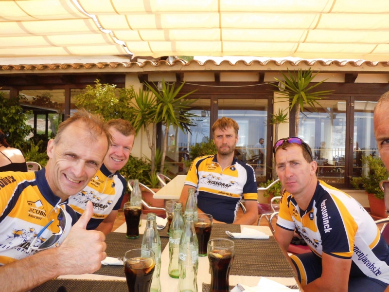eten en drinken
restaurant Es Grau, terras met zicht op zee
