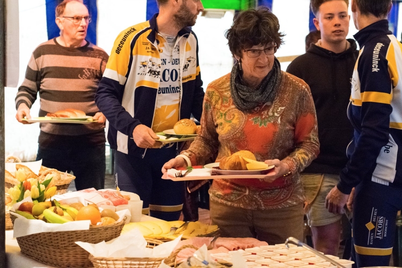 Goed ontbijten is belangrijk voor de rit!
Raf en Warre schuiven aan voor een vol plateauke.
