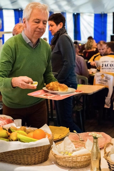 Toetasten in de achtergrond
't Is in de achtergrond maar we staan er toch maar weer eens op.
