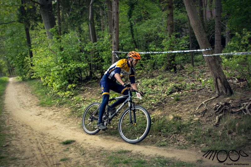 Warre zoeft door het bos
Opdraaiend richting watertoren.
