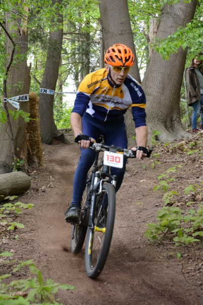 Warre stuift door het bos
Precies ne echte!
