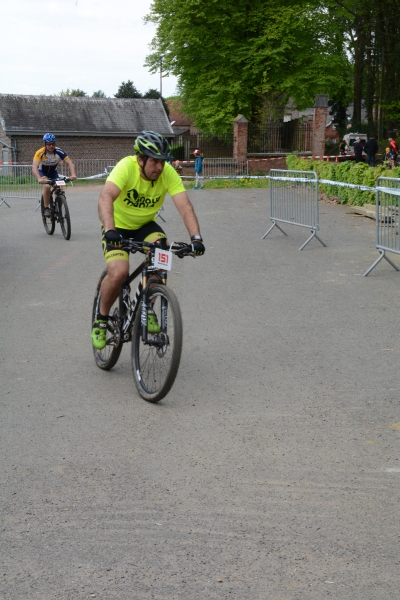 Brokkie gaat er ene pakken
Nee, gene grote Stella maar ne gele MTB-er
