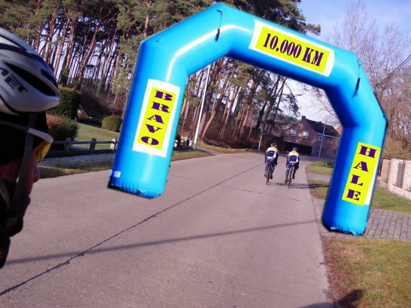Jubilelfie Hale met Felicitatieboog 10.000 km 
Inderdaad, de grens van de 10.000 km op een jaar ligt daar. En een virtuele meet met felicitatieboog mag natuurlijk niet ontbreken. Dankwoord van den Hale: 'Bedankt allemaal voor het meerijden op die lange tocht. We waren in Peutie, Erps-Kwerps, Halen, Kozen, Mol-Millegem, Baarle-Hertog, Le Cheylard, Zonderschot, enzovoorts... Hopelijk volgend jaar weer."  
