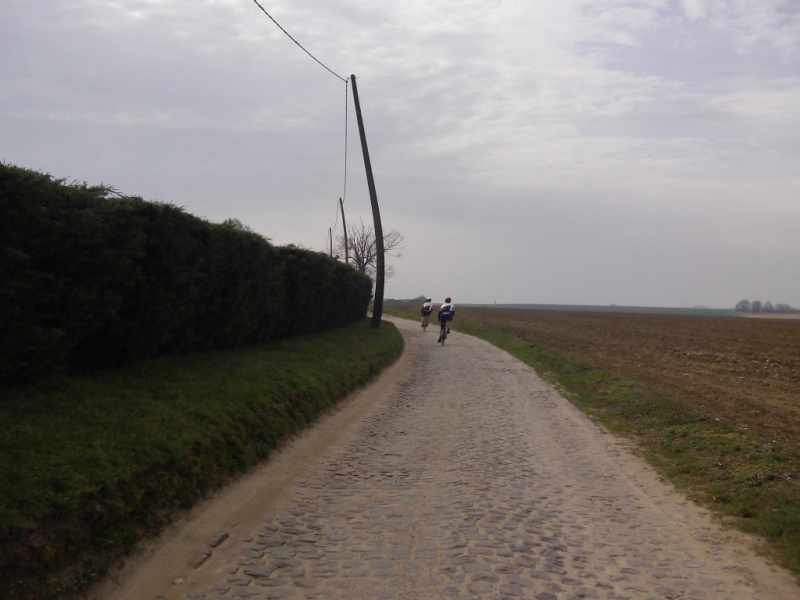 Bocht
De kassei gaat meestal rechtdoor, met een paar flauwe bochten, en met enkele dalende stukken, maar meestal licht oplopend tot het einde.
