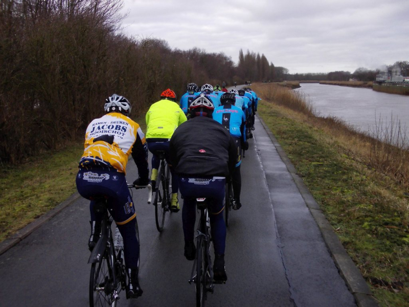 Groep Roger Rosiers 1
Op de dijk van Lier naar Duffel worden we bij strakke tegenwind bijhaald door een groep uit Pulle. Ze reden niet echt sneller, maar niemand kloeg want ze zetten ons vol uit de wind.
