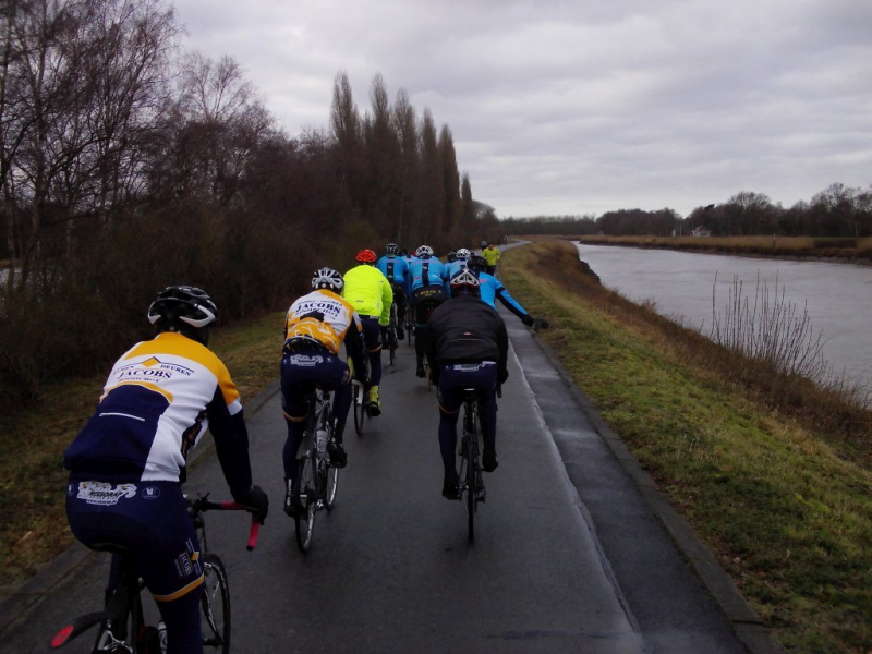 Groep Roger Rosiers 2
Warre geraakte met iemand van die groep aan de praat, en bleek dat er een winnaar van een klassieker meereed. Die klassieker is niet de minste: Parijs-Roubaix 1971, en de winnaar was: Roger Rosiers. Bekijk zeker zijn [url=http://www.dewielersite.net/db2/wielersite/coureurfiche.php?coureurid=4663]uitgebreide wieler-palmares[/url] eens, want hij won nog meer. Proficiat Roger!
