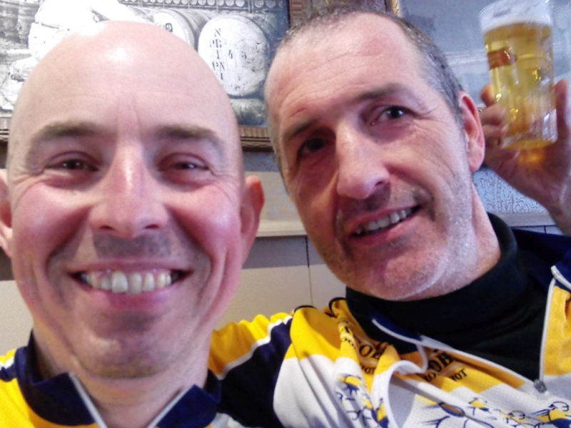 Selfoeri
Natuurlijk kan in een beginnersportfolio een selfie niet ontbreken. De leerling en de leraar samen. En iemand houdt ook een glazen boterham in beeld.

