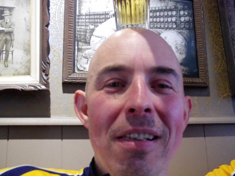 Keikop
Selfie van de Joeri zoals we hem allemaal kennen. Ne keikop, met een goei pint op... !
