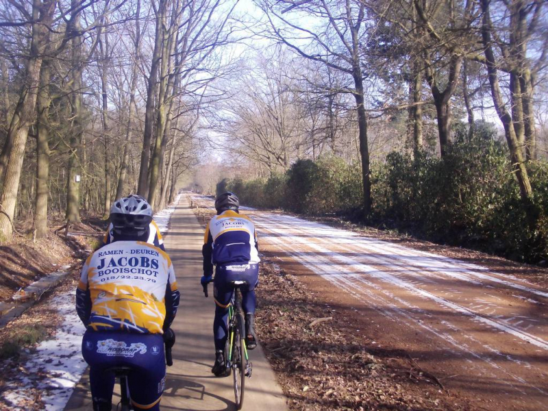 Strade Bianchi
Daags na de overwinning van Tiesj Benoot in de Strade Bianchi, en de glansprestatie van Wout Van Aert met een derde plaats, reden wij in de Kempen ook langs enkele 'strade bianchi' maar dan meer geelbruine dan wit. Hier in Beerse langs natuurgebied [url=https://www.natuurenbos.be/duivelskuil#]De Duivelskuil[/url].
