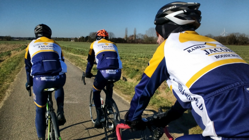 Zammel
Eerst nog richting Tongerlo, en dan nog de Stippelberg, de Herentalse Steenweg, en de Heistse Berg helemaal rond de kerk. Er komt nog wel trapwerk voor we de groep verenigen op het Gouden Kruispunt.
