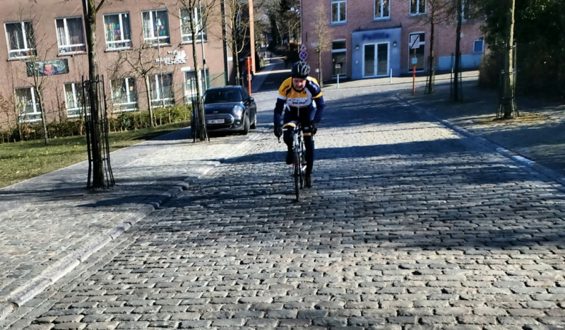 Danny Aert Beklimt Die Berg
(gezongen zoals de traditional: 'bobbejaan beklimt die berg...")
De laatste loodjes voor DaniÃ«l, en dan moet hij ook nog eens helemaal rond de Heistse kerk, om de 'full monty- klim' vanaf de Lodijk brug te vervolmaken.
