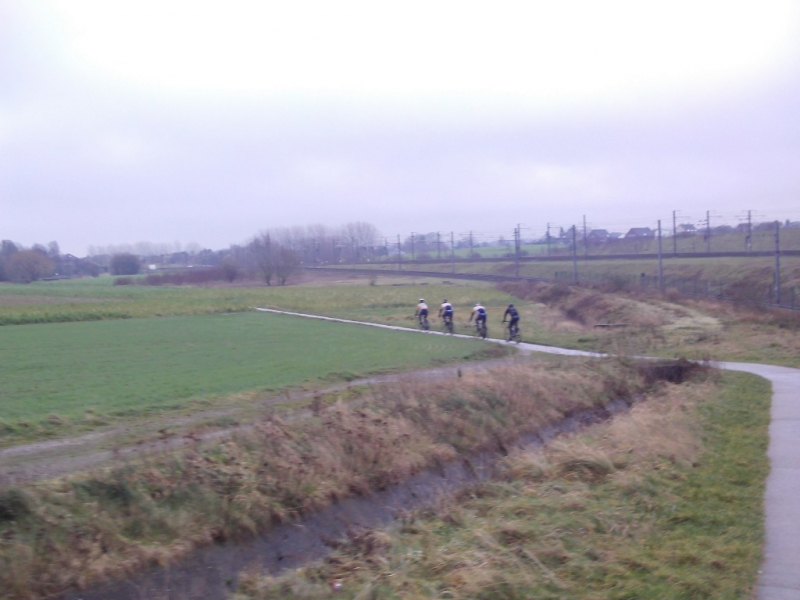 Veldweg 1
Vlak voorbij een van de banen duiken we een lager gelegen veldweg in.
