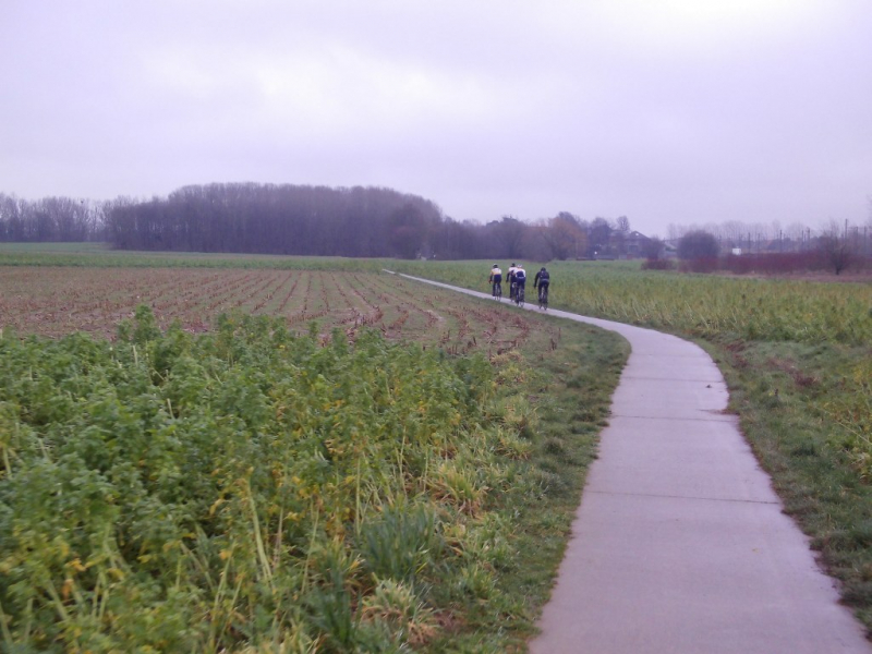 Veldweg 2
Er is ook nog een hoger gelegen veldweg, maar deze sluit vlotter en via betere wegen aan voor het vervolg van de rit.
