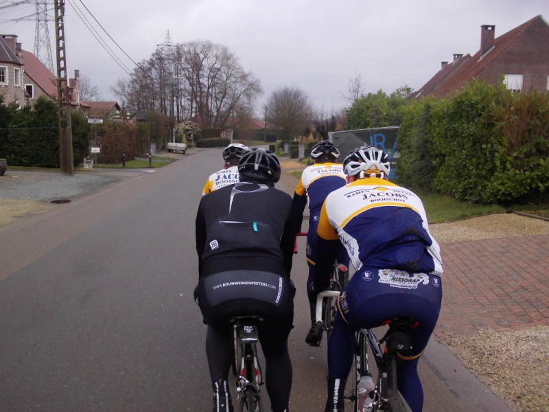 Achterheide 1
Als we op de Achterheide rijden, weten we dat het niet ver meer is, tenminste... behalve als Raf de 'ritmeister' is, want dan hebben we altijd nog 'het Spek aan ons been'.
