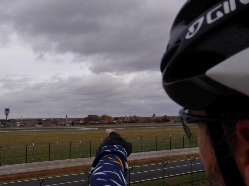 Spotting Waar Niets Te Spotten Valt
Vanwege de wind werd er niet geland via Steenokkerzeel maar vanuit het Noorden. Ginder komt er ene, maar de foto is niet duidelijk. Echte spotters hebben een telelens of verrekijker bij natuurlijk.
