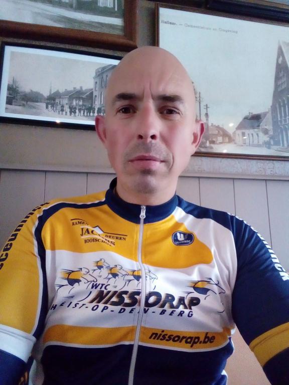 Joeri Solo
Joeri heeft solo een ritje gereden. Een groot deel zit in Oostenrijk en de anderen "watten" er op los. Go, Joeri, Go! Uw karakter en inzet zijn prima.

