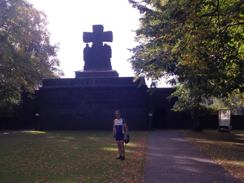Pit Voor Mausoleum
Het gebouw bevat een crypte onderin en een uitzichtsterras boven.
