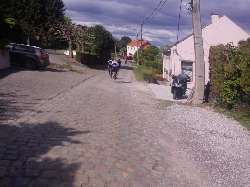 Rue De La Cortaie In Nethen
Een zijstraat van de .. in Nethen is even een kuitenbijter, en dan een stevig dokkerend versleten kasseitje
