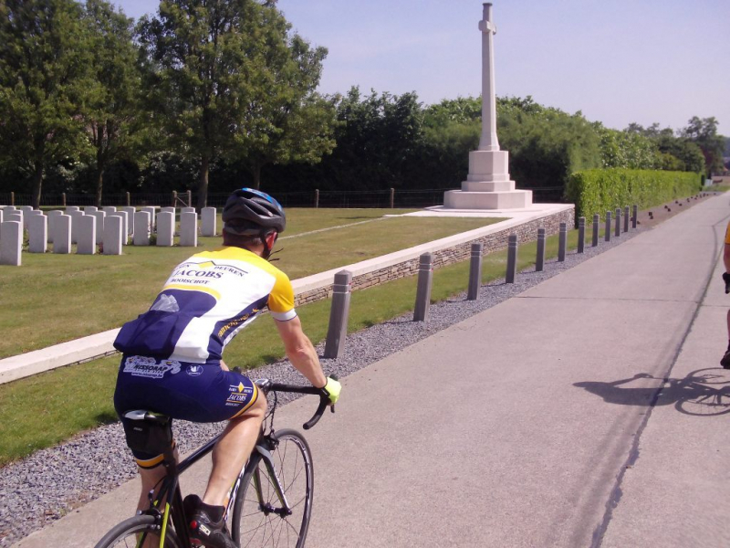 Zantvoorde British Cemetery (Zandvoorde)
Net buiten het dorp van Zandvoorde ligt dit kerkhof (WO1). Alle info hier : [url=https://nl.wikipedia.org/wiki/Zantvoorde_British_Cemetery]Zantvoorde British Cemetery[/url]
